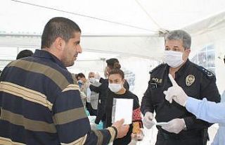 Reyhanlı’da vatandaşlara maske dağıtıldı