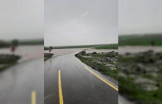 Sağanak yağış nedeni ile yol su altında kaldı