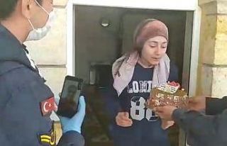 Sağlık çalışanından görüşemediği kızına...