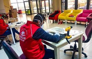 Sağlık çalışanları için günde 500 maske üretiyor