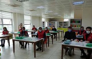 Sağlık çalışanları için maske üretmeye başladılar