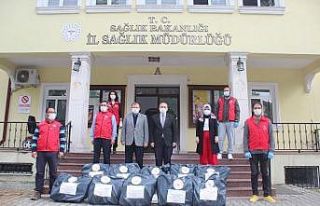 Sağlık çalışanları için üretilen maskeler...