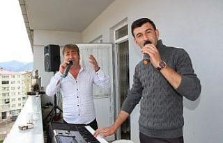 Sağlık çalışanlarına balkondan konser verdiler
