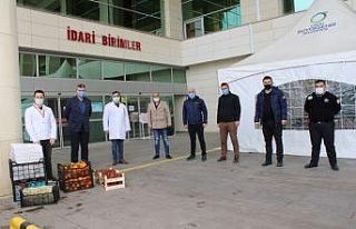 Sağlık çalışanlarına meyve ve börek ikramı