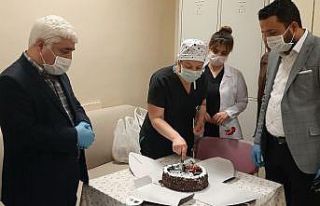 Sağlık çalışanlarına pasta sürprizi