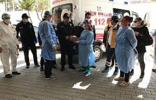 Sağlık çalışanlarından polise sürpriz kutlama