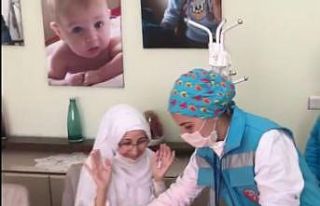 Sağlık görevlilerinden kanser hastası kadına...