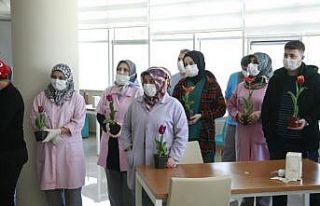 Sağlıkçılar temizlik personelini alkışladı