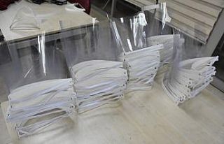Sağlıkçıların siper maskeleri gençlik liderlerinden