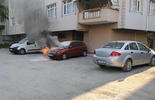 Sahibinin çalıştıramadığı otomobili alev alev...