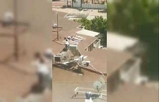 Sahile gidemeyen kadınlar çatıda güneşlendi