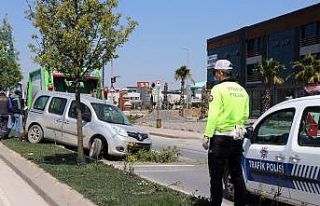 Sakarya’da boş yolda direksiyon hakimiyetini kaybeden...