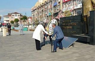 Sakarya’da sosyal mesafeye uyularak çelenk sunma...