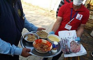 Salihli Kızılay ev ev yemek dağıttı