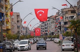 Salihli’de caddeler bayraklarla donatıldı