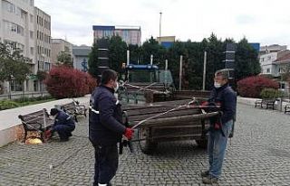 Salihli’de meydanlardaki banklar söküldü