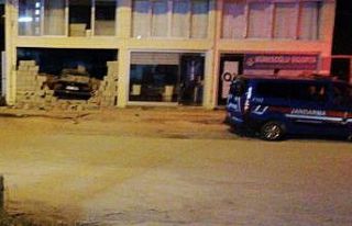 Samandağ’da otomobil duvardan içeri girdi