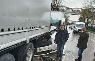 Samsun’da minibüs tıra arkadan çarptı: 3 yaralı
