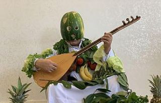 Sanatçı Aydın Aydın karpuz kabuğundan maske yapıp...