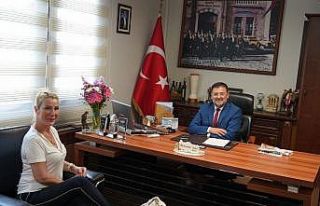 Sanatçı Seda Sayan’dan belediyeye ziyaret