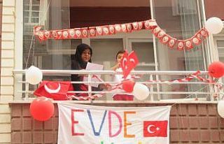 Sandıklı’da 23 Nisan balkonlarda kutlandı