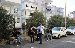 Şarkıcı avukattan komşularına moral konseri