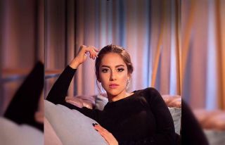 Şarkıcı İpek Demir vatandaşa maske dağıttı