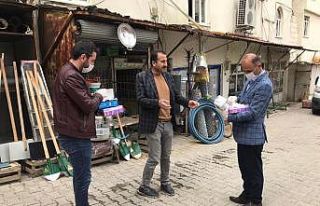 Sasonlu eczacı vatandaşlara 3 bin maske ve eldiven...