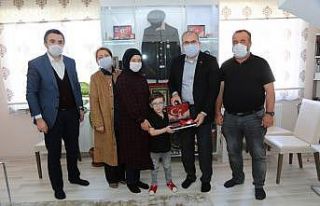 Şehit ailelerine 23 Nisan ziyareti