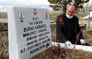 Şehit oğlunun mezarını ziyaret etmek için her...