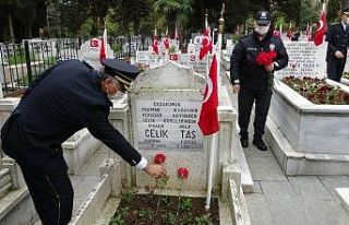 Şehitlikte koronaya karşı sosyal mesafe korunarak...