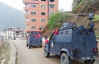 Şemdinli’de polis araçları çocuklar için süslendi