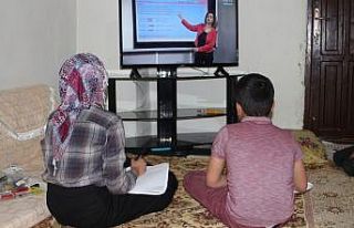 Şemdinlili öğrenci kardeşlere televizyon