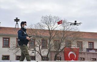 Sesli drone ile sokağa çıkanlar uyarılıyor
