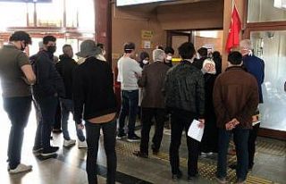 Seyahat izin belgesi alma sırasında sosyal mesafe...