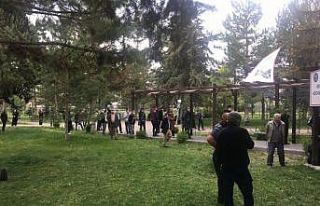 Seyahat izni almak isteyen vatandaşlar, uzun kuyruk...