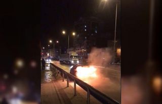 Seyir halindeki araç alev alev yandı