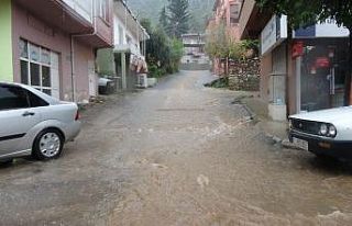 Şiddetli sağanak Kozan’da hayatı felç etti
