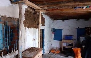 Şiddetli yağışta evin duvarı çöktü