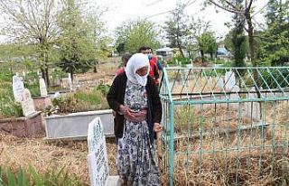 Siirt’te 80 yaşındaki şehit annesi oğlunun mezarına...