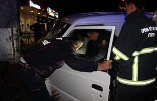 Sıkıştığı araçtan uzun uğraşlar sonucu kurtarılan...
