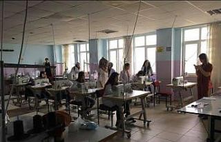 Silopi’de lise öğrencileri maske üretiyor