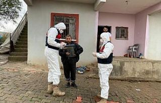 Silvan’da güvenlik güçleri yardımları dağıtmaya...