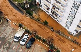 Silvan’da sağanak yağış caddeleri göle çevirdi