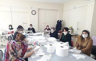 Silvan’da sağlık çalışanları için maske üretiliyor