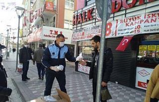 Sincan Belediyesi vatandaşlara maske dağıtıyor