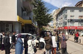 Sincan’da PTT önünde kuyruk oluştu