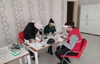 Sinop Gençlik Merkezi’nde siperlik maske üretiliyor