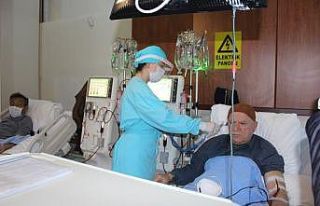 Siper maskeler sağlık çalışanlarına teslim edildi