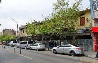 Sıra dükkanların yıkımına başlanıyor